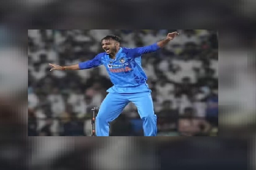 অক্ষর প্যাটেল: একদিকে অস্ট্রেলিয়ার বিরুদ্ধে দ্বিতীয় ওয়ানডেতে ভারতীয় দলের পরপর উইকেট পরছিল। অন্যদিকে অক্ষর প্যাটেল একাই সামলাচ্ছিলেন ভারতীয় ব্যাটিং। এই ম্যাচে ২৯ রান করে অপরাজিত থেকে প্যাভিলিয়নে ফেরেন অক্ষর। যদিও তাঁর বোলিংয়ে উন্নতির ভীষণ প্রয়োজন। (AP)