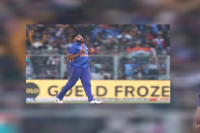 মহম্মদ সিরাজ: পাওয়ার প্লে স্পেশালিস্ট হিসেবে পরিচিত মহম্মদ সিরাজ অস্ট্রেলিয়ার বিপক্ষে চেন্নাই ওয়ানডেতে তাঁরও দলে খেলার কথা রয়েছে। বিশাখাপত্তনমে তিনি উইকেট পাননি৷  চেন্নাইয়ে তাঁর ইনসুইং এবং আউট সুইং -য়ে  ক্যাঙ্গারু ব্যাটারদের কুপোকাত করার দায়িত্ব তাঁর।(BCCI)