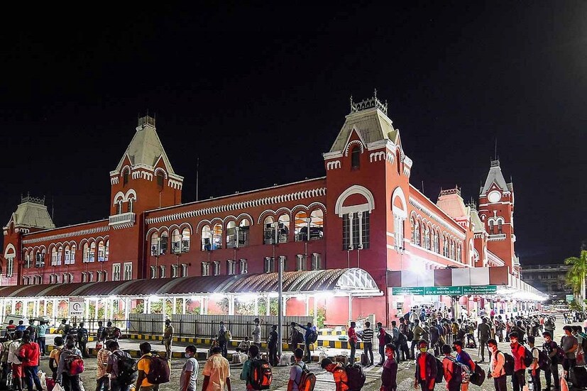 স্টেশনে আর বাজবে না লাউডস্পিকার। যাত্রীদের ট্রেনের আপডেট দিতে আর করা হবে না কোনও রকম ঘোষণা। এ বার থেকে নিঃশব্দেই হবে ট্রেনের আপডেট দেওয়ার কাজ। হঠাৎই পুরোপুরি নিয়ম বদলে গেল চেন্নাই সেন্ট্রাল রেল স্টেশন। 