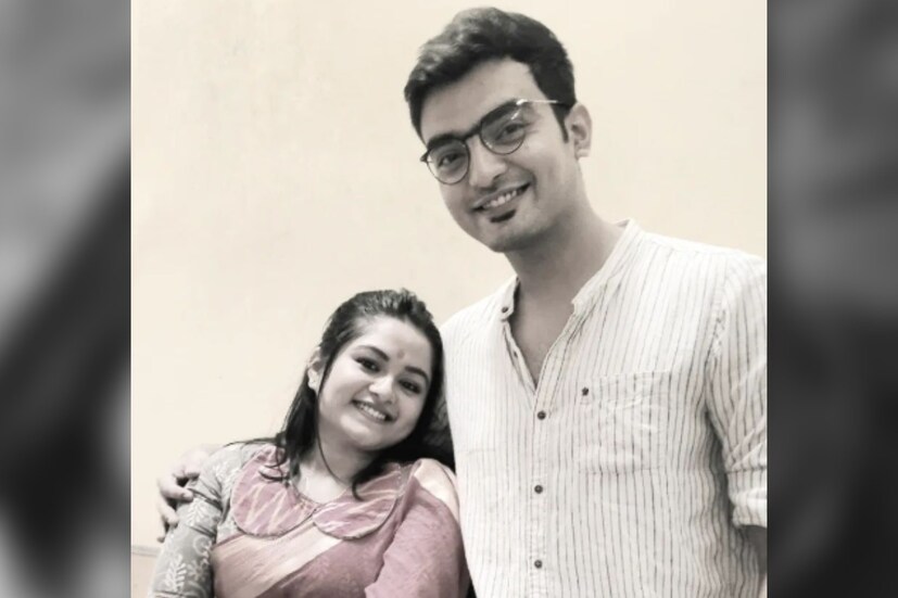 কিন্তু এ কথা স্বীকার না করে উপায় নেই, দম্পতির বিবাহ বিচ্ছেদের জল্পনার মাঝে হঠাৎ পাহাড়ের কোলে কুয়াশা ভরা ছবি দেখে খুব খুশি হয়েছেন ভক্তরা। সকলের বক্তব্য, তাঁরা যেন ভুল বোঝাবুঝি মিটিয়ে আবার এক হয়ে যান। এবার তা সত্যি হচ্ছে কিনা, সময়ই বলবে।