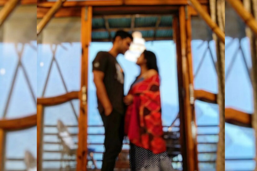 সেই গুঞ্জনে যখন উত্তাল ইন্ডাস্ট্রি, তখনই হঠাৎ অর্ণবের ইনস্টাগ্রামে যুগলের একটি ছবি দেখতে পাওয়া যায়। পাহাড়ের কোলে, বিজনবাড়িতে দম্পতির প্রেমমাখা ছবির। একে অপরের দিকে মুখ করে দাঁড়িয়ে আছেন।