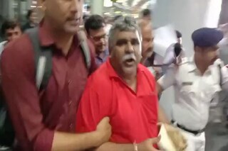 কলকাতা বিমানবন্দরে জিতেন্দ্র তিওয়ারিকে নিয়ে যাচ্ছে পুলিশ৷ 
