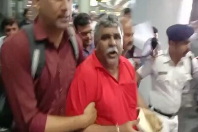কলকাতা বিমানবন্দরে জিতেন্দ্র তিওয়ারিকে নিয়ে যাচ্ছে পুলিশ৷ 