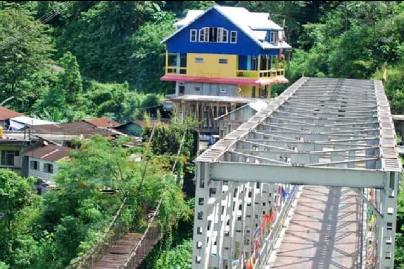 *শীতের শেষে ধাপে ধাপে রিয়াংয়ের বেডে নেমে যাওয়া নদীর জলকেলির শব্দ মন জুড়িয়ে দেয়। বসন্তে নতুন সবুজ পাতার রং জায়গাটিকে আরও সুন্দর করে তোলে। সকাল থেকে বিকেল সেই রঙের অদলবদল যোগীঘাটের প্রকৃতিকে আরও বৈচিত্রময় ও উপভোগ্য বিষয়।