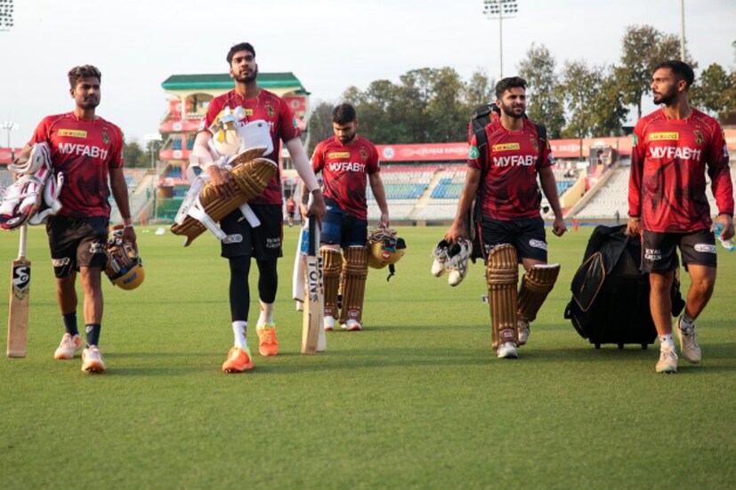 ফলে আহমেদাবাদে ১১টি উইকেটের ধাঁধা রয়েছে কেকেআরের সামনে। তবে এই বিষয়ে বোলিং কোচ ভরত অরুণ বলেছেন, ‘‘আমাদের দলে অনেক বিকল্প আছে। ম্যাচের দিন পিচ দেখে সিদ্ধান্ত নেব। তবে দুপুরের খেলা। তাই পিচ বা টস নিয়ে খুব বেশি ভাবছি না।’’