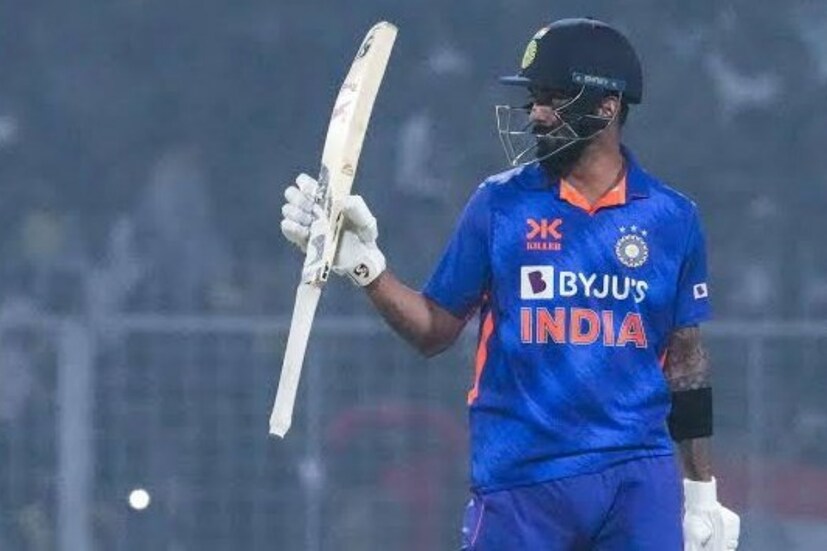 সেখান থেকে দলের ইনিংসের রাশ ধরেন কেএল রাহুল। ঠান্ডা মাথায় ব্যাটিং করে যান। কোনও বাজে শটে না গিয়ে ক্রিকেটের ব্যাকারণ মেনে ব্যাট করতে থাকেন। তাকে কিছুটা সঙ্গ দেন হার্দিক পান্ডিয়া। ৪৪ রানের পার্টনারশিপ গড়েন দুজন। প্রয়োজন মত বাজে বলে বাউন্ডারি মারেন রাহুল।