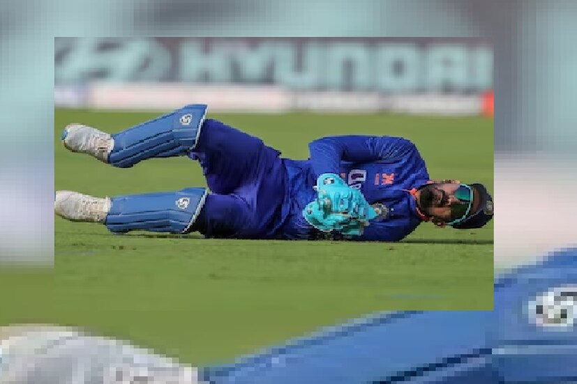 ভারত বনাম অস্ট্রেলিয়া তৃতীয় একদিনের ম্যাচ চলছে৷  অস্ট্রেলিয়ার বিরুদ্ধে ওয়ানডে সিরিজে কঠিন চ্যালেঞ্জের মুখে ভারতীয় ক্রিকেট দল। সিরিজের প্রথম ওয়ানডেতে, ভারত ১৮৮ রানের লক্ষ্য তাড়া করতে নেমেছিল, সেই ম্যাচে ভারতীয় দল মাত্র ৮৩ রানে ৫ উইকেটের ধাক্কা খেয়েছিল। সেই পরিস্থিতিতে কেএল রাহুল এসে ইনিংস সামলেছেন এবং রবীন্দ্র জাদেজার সাথে অপরাজিত হাফ সেঞ্চুরি করে দলকে জয়ের পথে নিয়ে গেছেন।