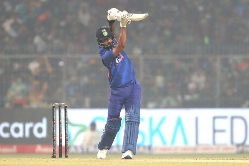 অস্ট্রেলিয়ার বিরুদ্ধে একদিনের সিরিজ রাহুলের শেষ সুযোগ হিসেবে দেখছিলেন অনেক ক্রিকেট বিশেষজ্ঞরাই। কিন্তু রাহুলের ট্যালেন্টের উপর কখনই পুরোপুরি ভরসা হারায়নি ভারতীয় টিম ম্যানেজমেন্ট। আর দেওয়ালে পিঠ ঠেকে যাওয়া অবস্থা থেকে কামব্যাক করলেন রাহুল