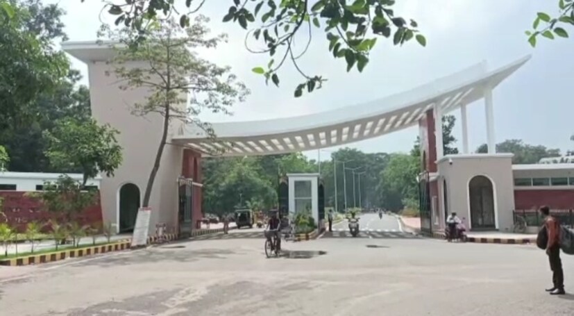 আবেদনের নিয়ম ও পদ্ধতি জানিয়েছে কর্তৃপক্ষ। প্রার্থীদের প্রতিষ্ঠানে ভর্তির ওয়েবসাইটে যেতে হবে। জেনারেল, ওবিসি, অর্থনৈতিক ভাবে পিছিয়ে পড়া এবং রূপান্তরকামী প্রার্থীদের ১০০০ টাকা এবং এসসি, এসটি, বিশেষ ভাবে সক্ষম এবং মহিলা প্রার্থীদের ৫০০ টাকা জমা দিতে হবে। অনলাইনে আবেদন জানানোর শেষ তারিখ ৩১ মার্চ। সমস্ত বিভাগে ভর্তির পরীক্ষাগুলির আয়োজন করা হবে ২ মে থেকে ১২ মে-র মধ্যে। এর পর ১৪ জুলাই থেকে ২১ জুলাইয়ের মধ্যে কোর্সে ভর্তি নেওয়া শুরু হবে। Input-  Ranjan Chanda