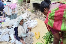 বয়স ১০২! হাটে সবজি বেচেন কোলাঘাটের লক্ষ্মীবালা, না দেখলে বিশ্বাস হবে না আপনার