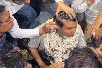 আদালত চত্বরেই ন্যাড়া হলেন কৌস্তভ বাগচী৷ ছবি- অমিত সরকার৷ 