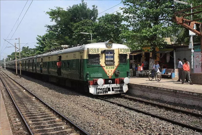 *শিয়ালদহ দক্ষিণ শাখায় ৬২টি লোকাল ট্রেন চলবে না। প্রতিদিন শিয়ালদহ শাখায় ৮৮৮ লোকাল ট্রেন চলে। সেখানে আগামীকাল চলবে ৬৫৫ ট্রেন। এ ছাড়া হাওড়া শাখায় সর্বমোট ৬২ লোকাল ট্রেন বাতিল করা হয়েছে। সংগৃহীত ছবি। 