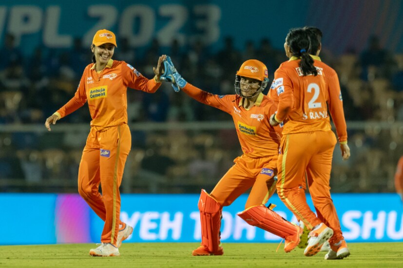 এদিন ম্যাচে টস জিতে ফিল্ডিংয়ের সিদ্ধান্ত নেন গুজরাট অধিনায়ক স্নেহ রানা। টস হেরে ব্যাট করতে নেমে শুরুটা ভালো হয়নি মুম্বইয়ের। খাতা না খুলেই সাজঘরে ফেরত যান হেইলি ম্যাথিউজ। এরপর ইনিংসের রাশ ধরেন যস্তিকা ভাটিয়া ও ন্যাট স্কিভার ব্রান্ট। 