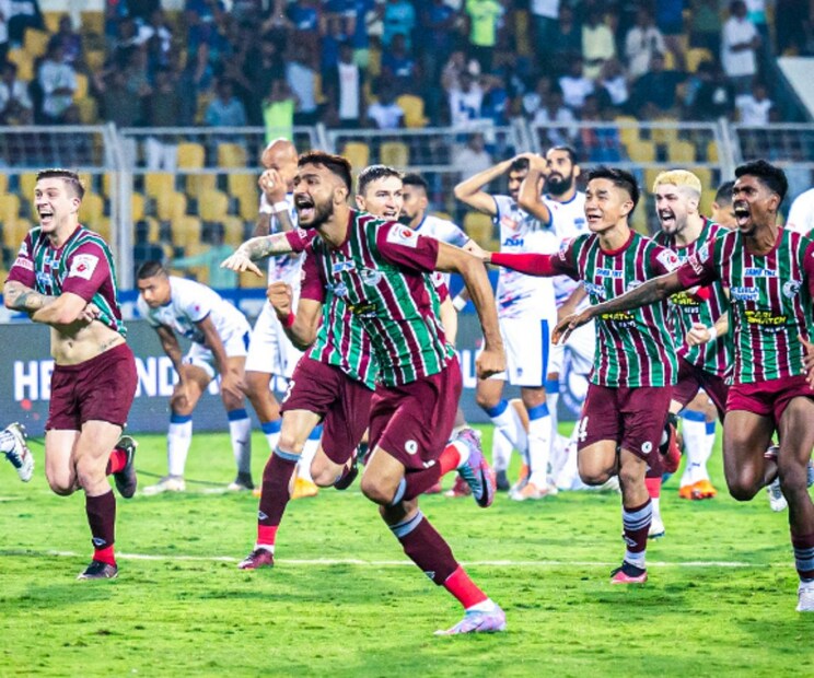 ম্যাচে জয়ের পর বাঁধন হারা উল্লাস দেখা যায় মোহনবাগান প্লেয়ার, কোচ, সাপোর্টিং স্টাফদের মধ্যে। গোয়ার উপস্থিত ফ্যানেরাও সবুজ-মেরুণে মশালে রাঙিয়ে তোলো গ্যালারি। উৎসব শুরু হয়ে যায় কলকাতাতেও।