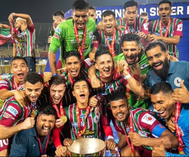 আর এবার আইএসএল চ্যাম্পিয়ন হয়ে ষষ্ঠবার দেশের সেরা ট্রফি ঘরে তুলল ঐতিহাসিক ক্লাব। মেগা ফাইনালে বেঙ্গালুরুর বিরুদ্ধে নির্ধারিত সময়ের ম্যাচের ফল ছিল ২-২। টাইব্রেকারে ৪-৩ ব্যবধানে জেতে মোহনবাগান।