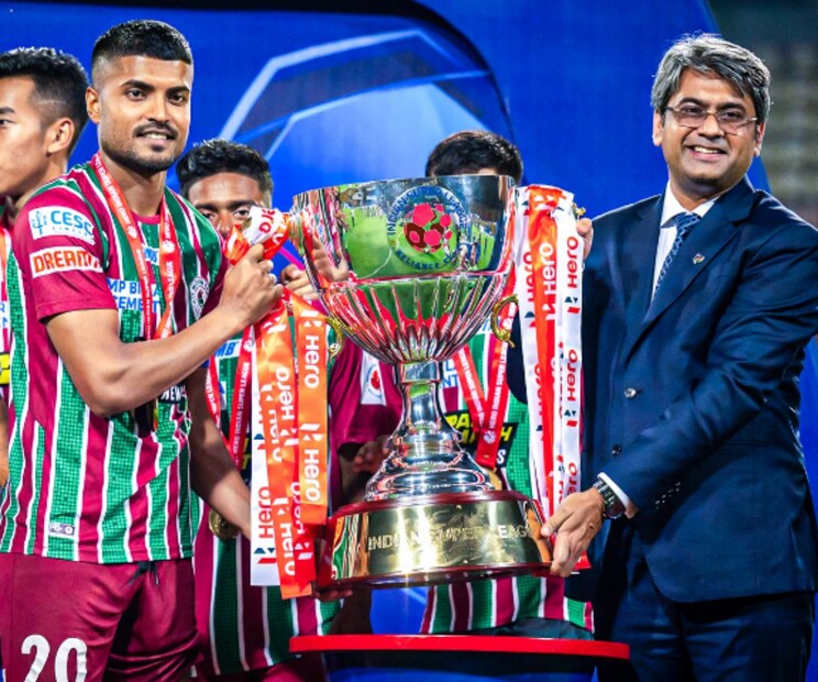 গোয়ায় স্বপ্নপূরণ হল বিশ্ব জুড়ে জুড়ে কোটি কোটি মোহনবাগান সমর্থকদের। এর আগে আই লিগ জিতলেও আইএসএল ট্রফি জয়ের অপেক্ষায় ছিলেন সবুজ-মেরুণ ফ্যানেরা। শনিবার গোয়ায় হল স্বপ্নপূরণ।