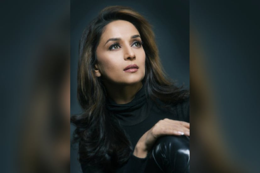 আশির দশকের শেষে বলিউডে আত্মপ্রকাশ করেন মাধুরী৷ কিন্তু জানেন কি, কেরিয়ারের শুরুর দিকে বলিউডের শা হেনশাহ অমিতাভ বচ্চনের সঙ্গে সিনেমা করতে প্রায় অস্বীকার করেছিলেন৷