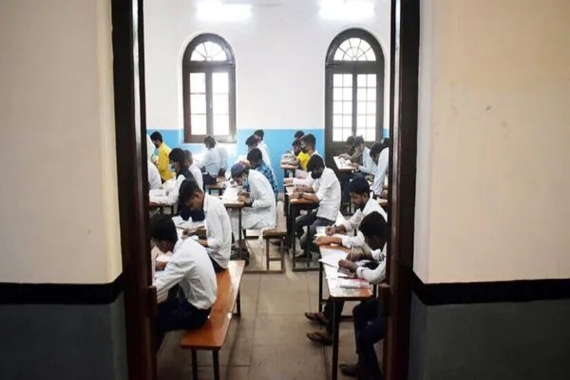 বর্ধমান ২ নম্বর ব্লকের ঘাটশিলা ব্রাঞ্চের বাসিন্দা আয়েশা বেগম ছেলে শেখ পারভেজের সঙ্গে পরীক্ষায় বসেছিলেন ৷ প্রতীকী ছবি ৷