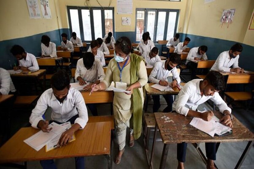 ২৫ বছর পরে পরীক্ষায় আয়েশা বসলেন ৷ অভাব অনটনের কারণে ছেলেও ৬ বছর পরে ফের মায়ের সঙ্গে মাদ্রাসা মাধ্যমিক পরীক্ষা দিলেন ৷ প্রতীকী ছবি ৷