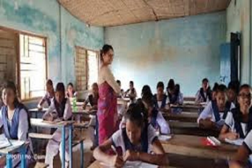 ঘাটশিলা সিদ্দিকা মাদ্রাসারা আয়েশার মেয়ে ফিরদৌসী খাতুন আগেই কলকাতার আলিয়া বিশ্ববিদ্যালয় থেকে পাশ করেছেন ৷ এখন বিএড এর প্রস্তুতি নিচ্ছেন ৷ পড়ছে ছেলেও ৷ প্রতীকী ছবি ৷