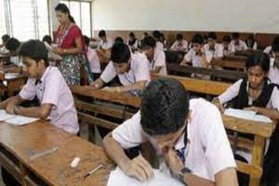 বিয়ের পর থেকেই দায়দায়িত্ব বাড়তে থাকে কোনও ভাবেই লেখাপড়াটা শুরুই করতে পারছিলেন না আয়েশা ৷ এবার করতে পারায় খুশি, কেননা তিনিও চান তাঁর মত আরও যেসমস্ত মহিলারা আছেন তাঁরাও এর থেকে শিক্ষা নিন ৷ প্রতীকী ছবি ৷