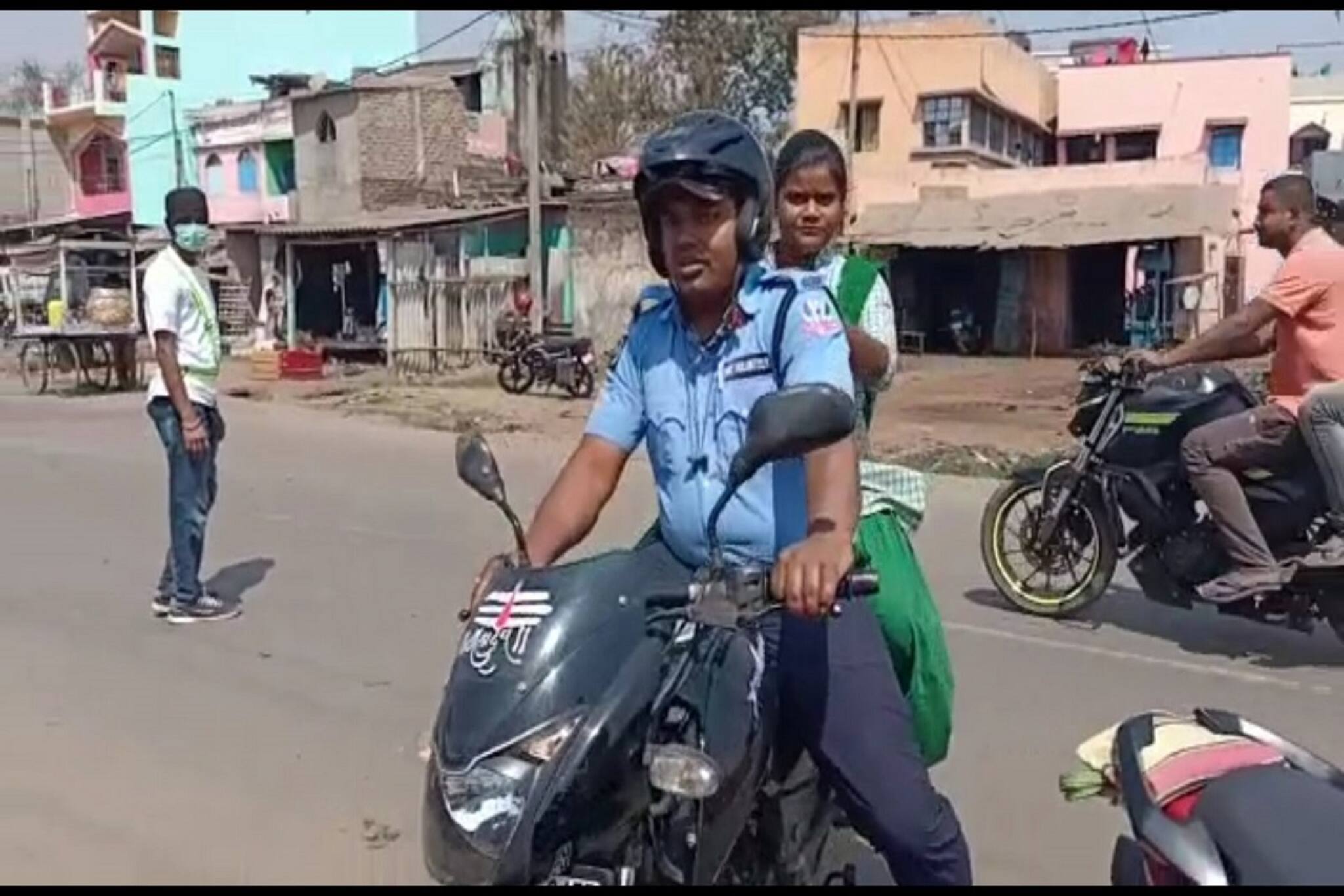 অ্যাডমিট কার্ড না নিয়েই পরীক্ষার হলে ছাত্রী, এগিয়ে এলেন সিভিক ভলান্টিয়ার, তারপর!