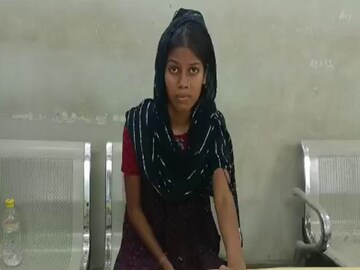 মালদহে এক ঘণ্টা দেরিতে প্রশ্ন পেল অসুস্থ উচ্চ মাধ্যমিক পরীক্ষার্থী