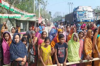 মালদায় পথ অবরোধ করে প্রতিবাদ