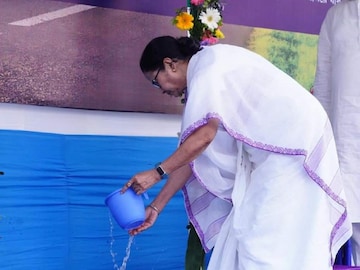 কেন্দ্রের বিরুদ্ধে বঞ্চনার অভিযোগ, আজ থেকে ধর্নায় বসছেন মমতা বন্দ্যোপাধ্যায় 