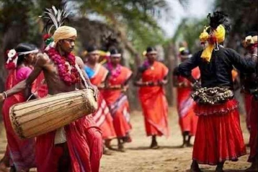 পুরুষরা নাচ এবং চিরুনি দ্বারা মহিলাদের আকৃষ্ট করে ঘোটুলে ছেলে-মেয়েরা একে অপরের সঙ্গে নাচ ও গান করে। যুবকটি অন্যান্য মহিলাদের জন্য বাঁশের চিরুনি তৈরি করে, যা তাঁরা তাঁদের চুলে আটকে রাখে। যদি কোনও মহিলা কোনও পুরুষের চিরুনি পছন্দ করে তবে সে এটি তাঁর চুলে রাখে এবং এইভাবে তাঁর ভালবাসাকে গ্রহণ করে। ঘোটুলে, মানুষকে প্রাপ্তবয়স্ক হওয়ার অর্থ শেখানো হয় এবং তাঁদের প্রাপ্তবয়স্ক শিক্ষা সম্পর্কেও জানানো হয়। এই ধরণের উদার জীবন ধারার কারণে এই সম্প্রদায়ে যৌন হয়রানির একটিও ঘটনা নেই৷  (No sexual harrasment cases in tribal region)। Input-Ashutosh Asthana
