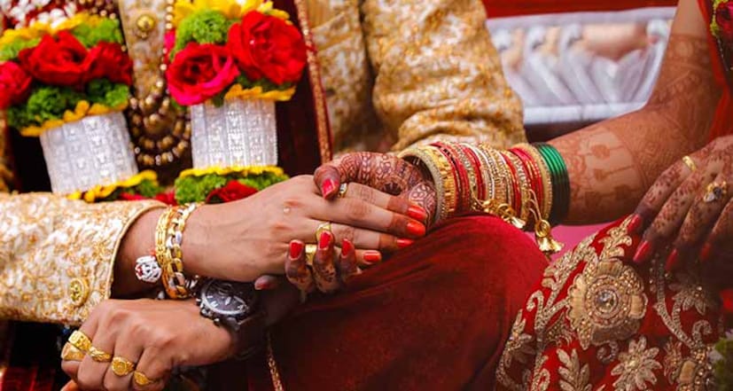 নিজের ফিগার নিয়ে সচেতন নারীরা একটু ভুঁড়িওয়ালা পুরুষই পছন্দ করেন। এর একটা বড় কারণ, মোটা পুরুষের পাশে বেশি রোগা লাগে মহিলাদের। 