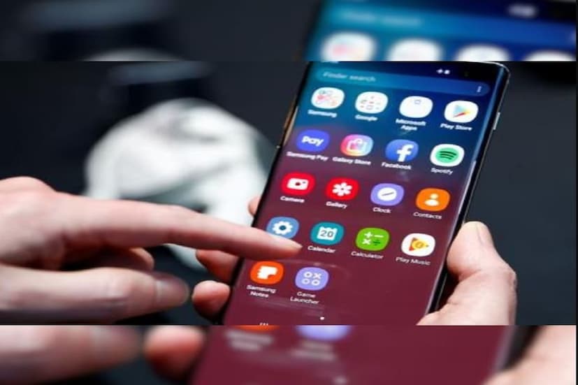 দামি স্মার্টফোন ব্যবহারের শখ থাকে অনেকেরই৷ কিন্তু দামের কারণে পিছিয়ে আসতে হয়৷ ফলে শখ পূরণ করতে অনেকেই সেকেন্ড হ্যান্ড মোবাইল ফোন কেনেন৷ কিন্তু সেকেন্ড হ্যান্ড ফোন কেনার আগে অবশ্যই কয়েকটি বিষয় মাথায় রাখা উচিত৷ নাহলে আইনি ঝামেলাতেও পড়তে হতে পারে৷ 