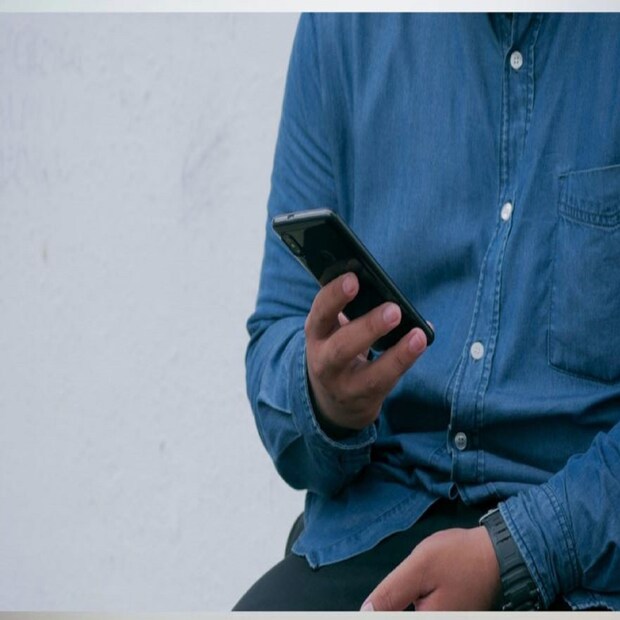 ফোনের ব্যাটারি কী অবস্থায় আছে দেখে নিন৷ বিক্রেতার থেকে ভাল ভাবে জেনে নিন, একবার চার্জ দিলে সেকেন্ড হ্যান্ড ফোনটিতে কতক্ষণ ব্যাটারি ব্যাক আপ থাকবে৷ 