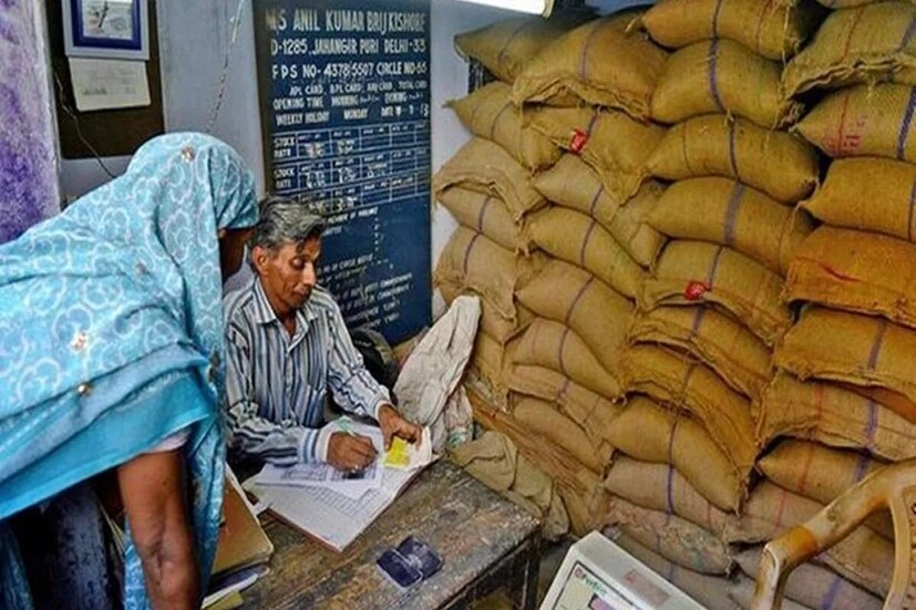 শহরের ক্ষেত্রে যাঁদের আমদানি বছরে আয় তাঁরাও এই বিনামূল্যের রেশনের সুবিধা পাবেন না ৷ প্রতীকী ছবি ৷