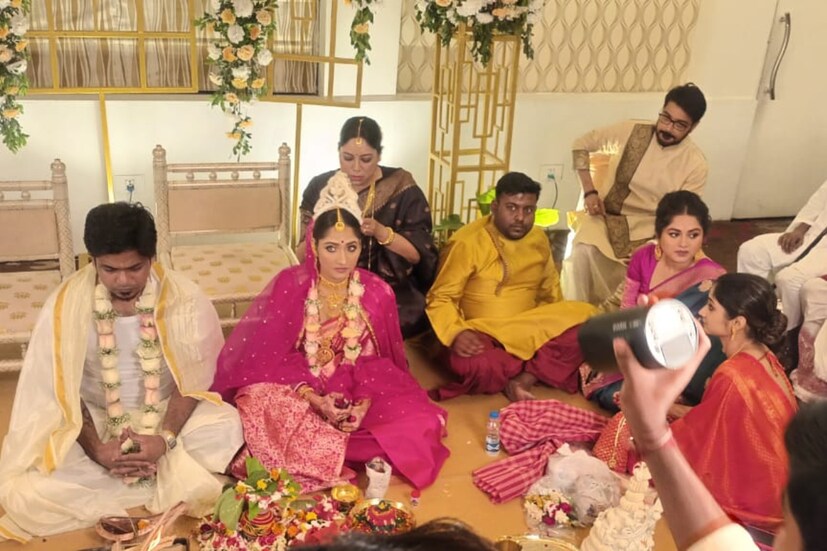 দুর্নিবারের সঙ্গেই রয়েছেন পর্শিয়া, শ্রাবণ, তীর্থ, কৌশিকরা। অতিথিদের পেটপুজো শেষ হওয়ার আগেই গিটারে সুর তুললেন সঙ্গীতশিল্পীরা। বরকে দেখা যাবে নিেজর চেনা ভূমিকায়। বাসর যে বেশ মেতে উঠেছে, তা স্পষ্ট।