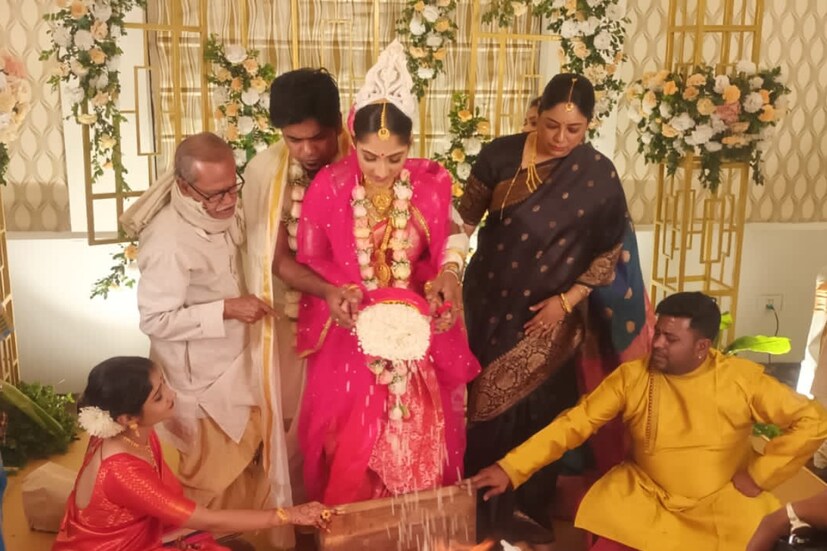 সাতপাক, শুভদৃষ্টি দিয়ে জীবনের নতুন অধ্যায় শুরু করলেন মোহর-দুর্নিবার। মীনাক্ষী মুখোপাধ্যায়ের সঙ্গে বিবাহবিচ্ছেদের পরে দ্বিতীয় বার বিয়ের আসরে গায়ক। সঙ্গে রয়েছেন কলকাতার সঙ্গীতশিল্পীরাও। বিয়ে শেষ করে মধ্যরাতে বসল গানের আয়োজন।