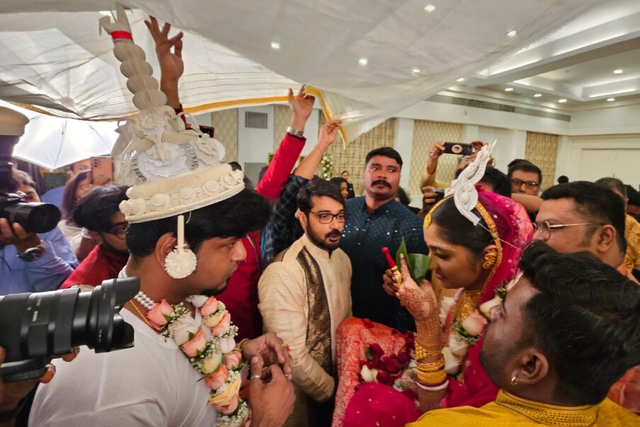  দুর্নিবার সাহা-ঐন্দ্রিলা সেনের বিয়েতে চাঁদের হাট। মধ্যমণি প্রসেনজিৎ চট্টোপাধ্যায় ছাড়াও ঋতুপর্ণা সেনগুপ্ত, প্রসেনজিতের দিদি পল্লবী চট্টোপাধ্যায়, ইশা সাহা, অনুভব কাঞ্জিলাল, ঋষভ বসু, দিতিপ্রিয়া রায়, পরিচালক সম্রাট শর্মা, রণজয় ভট্টাচার্য, চিত্রনাট্যকার রোহিত দে, ঈপ্সিতা মুখোপাধ্যায় প্রমুখ।