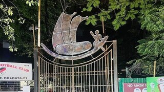 চুনী গোস্বামীর নামাঙ্কিত গেটে বসানো হল পালতোলা নৌকো