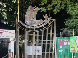 চুনী গোস্বামীর নামাঙ্কিত গেটে বসানো হল পালতোলা নৌকো