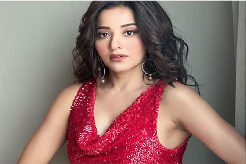 কথা হচ্ছে, অভিনেত্রী মোনালিসার বিষয়ে। আজ তিনি চূড়ান্ত খ্যাতির শিখরে রয়েছেন। এমনকী বর্তমানে কোটি কোটি টাকার মালিক এই সুন্দরী অভিনেত্রী। অথচ একটা সময় ছিল, যখন চরম দারিদ্র্যের মধ্যেই দিন কেটেছে তাঁর! শুনে নেওয়া যাক, মোনালিসার জীবনের অজানা কিছু গল্প। 