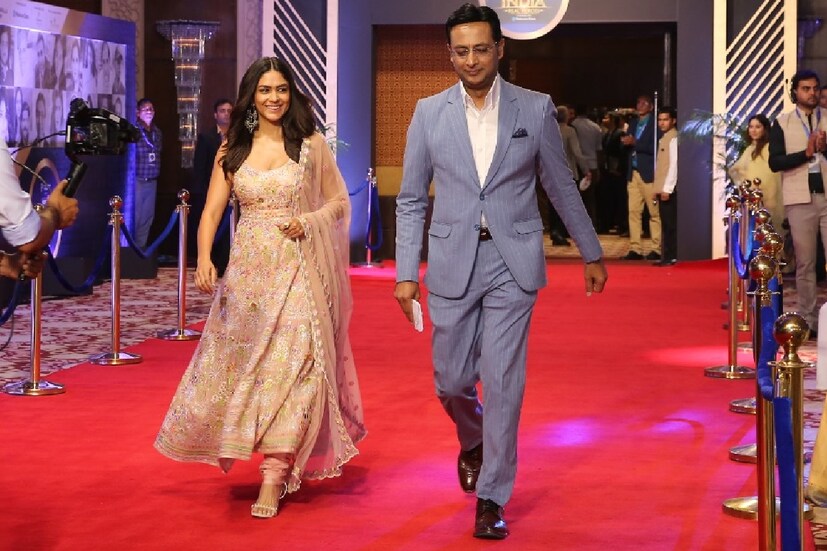নায়িকা বলেন, ‘‘আমি মিথ্যা বলতে পারি নাও। তার চেয়েও বড় কথা, আজকের সোশ্যাল মিডিয়ায় মগ্ন প্রজন্ম মনে করে আমরা সর্বক্ষণ কোথাও না কোথাও ছুটি কাটাচ্ছি, আমরা খুব খুশি। কিন্তু এ তো সত্যি নয়।’’ 