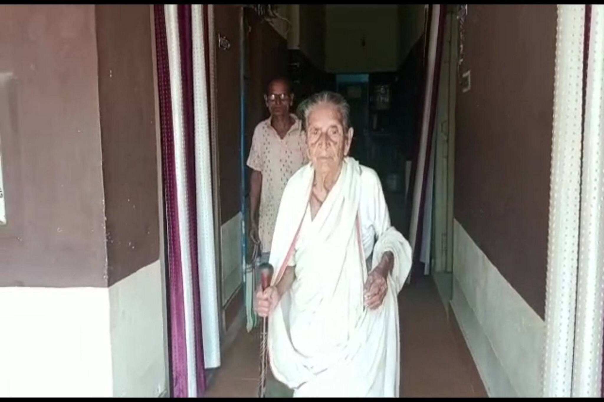 ৯৩ বছরের গরিব বৃদ্ধা পান না বার্ধক্য ভাতা! প্রশাসনের দুয়ারে ঘুরে তিনি হতাশ