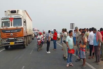 মুর্শিদাবাদে মর্মান্তিক দুর্ঘটনায় প্রাণ গেল দুই ছাত্রীর। 