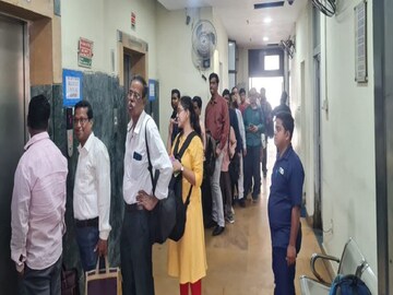 নবান্নে ঢুকতে সরকারি কর্মচারীদের লম্বা লাইন। 