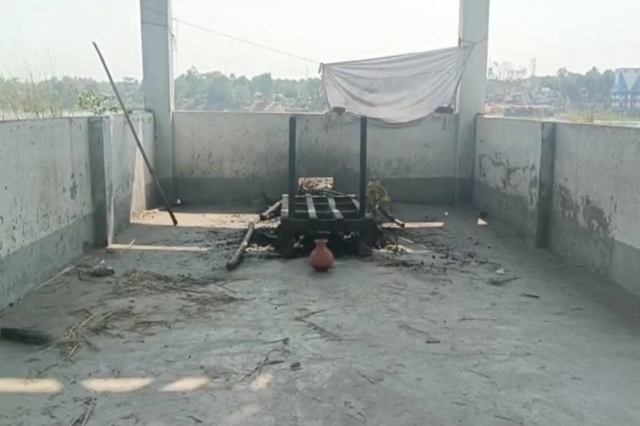 'অশরীরী ডেথ সার্টিফিকেট নিয়ে উধাও', 'চুপিসারে' নাবালিকার শেষকৃত্যের পর শোরগোল