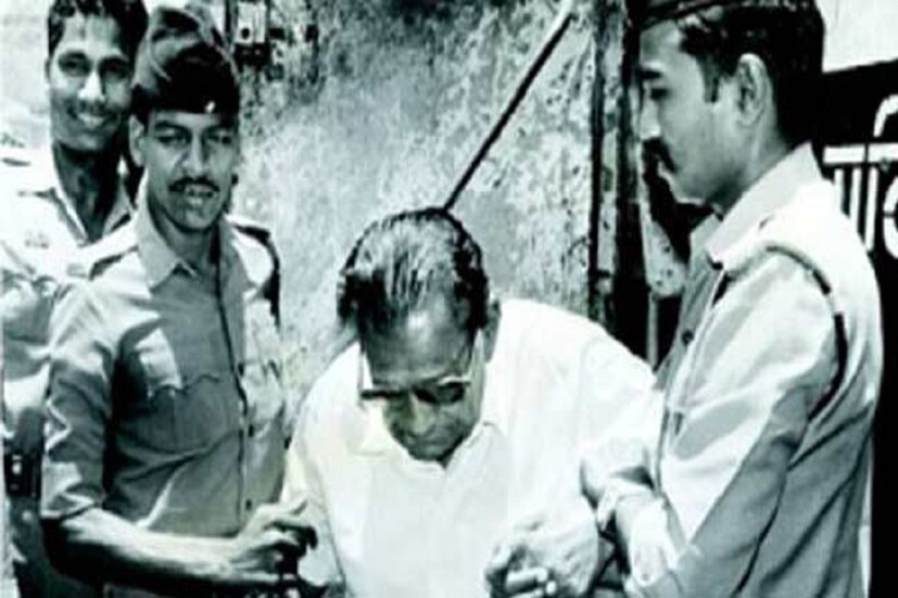 নিজের গ্রামের এক লোকের সঙ্গে তিনি প্রথম প্রতারণা করেন। সেই ব্যক্তি শহরের ব্যাংকে টাকা জমা করতে দিয়েছিলেন। জমা করার সময় ওই ব্যক্তির সই নকল করে ব্যাংক‌ থেকে প্রায় এক হাজার টাকা তার অ্যাকাউন্ট থেকে তুলে নেন। ১৯৩০ সালের দিকে এক হাজার টাকার বর্তমান মূল্য ছিল অনেকটাই।