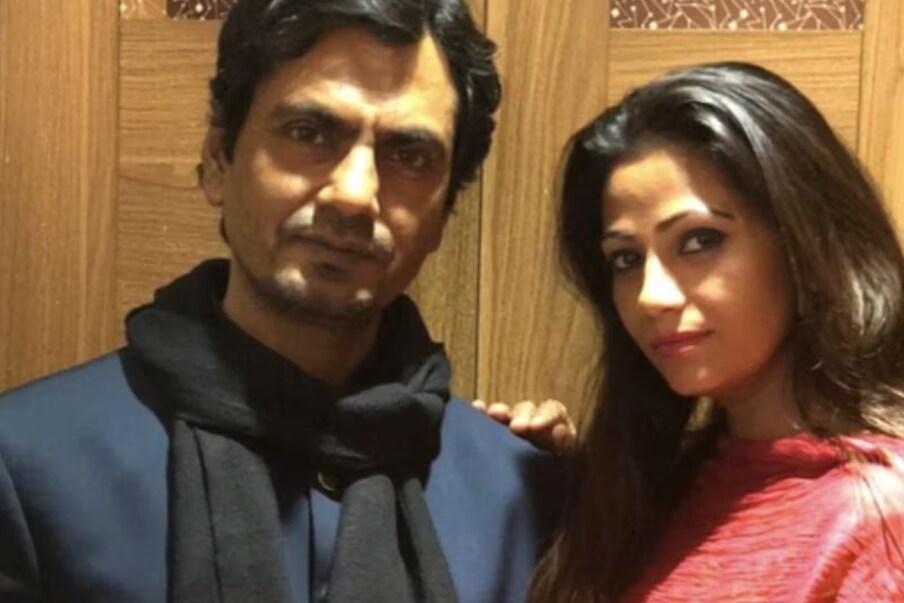  নওয়াজউদ্দিন সিদ্দিকিকে নিয়ে চর্চা তুঙ্গে৷ দাম্পত্য কলহের জন্যই শিরোনামে রয়েছেন অভিনেতা৷ পরকীয়া, যৌন হেনস্তা, নারীসঙ্গে জর্জরিত নওয়াজের ব্যক্তিগত জীবন।