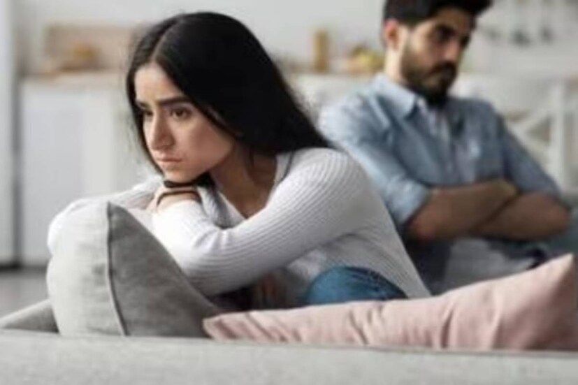 পকেটিং বা গোপনীয়তার জন্য নানা কারণ দায়ী করেছেন মনোবিদরা৷ প্রথমেই উঠে এসেছে কমিটমেন্ট প্রসঙ্গ৷ তাঁরা বলছেন অনেকেই কমিটমেন্টে যেতে অনাগ্রহী হন৷ তাঁরা হাল্কা সম্পর্কে ভেসে থাকতে চান৷ দায়িত্ব এড়াতে গভীরতায় যেতে চান না৷