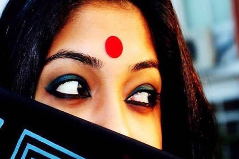টিপকে হিন্দিতে বলে বিন্দি৷ সংস্কৃত বিন্দু শব্দ থেকে বিন্দি কথাটা এসেছে৷