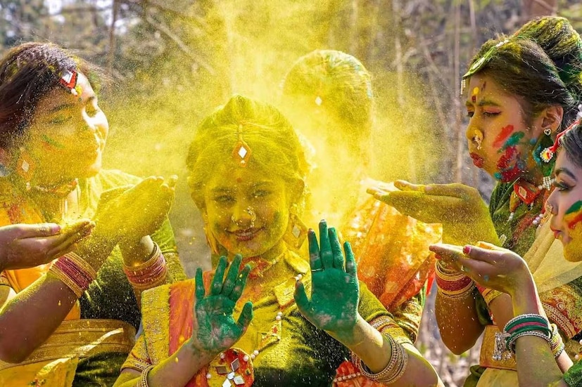 উষ্ণ আবহাওয়াতেই দোল ও হোলি উৎসব বাংলায়। পশ্চিমের জেলায় ৩৬-৩৭ ডিগ্রি সেলসিয়াস তাপমাত্রা থাকবে। হোলি উৎসব কেটে গেলেই দক্ষিণবঙ্গে মেঘলা আকাশ। দু-এক জেলায় হালকা বৃষ্টির সম্ভাবনা। উত্তরবঙ্গের পার্বত্য এলাকায় বজ্রবিদ্যুৎ-সহ বৃষ্টির সম্ভাবনা।